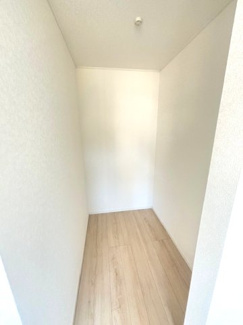 【収納】 | 佐伯区八幡1丁目（全6棟）No1 | 2階に設けられた1.5帖の納戸スペースです。季節物の家電やスーツケース、アウトドア用品など、普段使わない大きな荷物もすっきりと収納可能。住空間をいつでも綺麗に保つことができます。