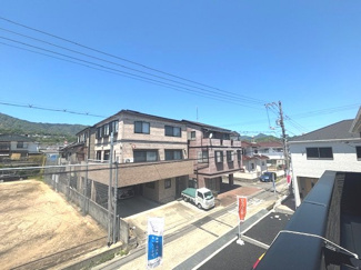 【展望】 | 佐伯区八幡1丁目（全6棟）No1 | バルコニーからの眺望です。前面道路を挟んでいるため向かいの建物との距離が保たれており、陽光を遮る高い建物がないため開放的な青空が広がります。周囲は落ち着いた平坦な住宅街となっています。