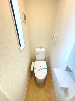 【トイレ】 | 佐伯区八幡1丁目（全6棟）No1 | 温水洗浄便座付きのトイレです。ホワイトで統一された空間は清潔感があり、毎日のお手入れもしやすい仕様です。小窓があり自然換気が可能なため、常に空気の入れ替えを行いやすい環境が整っています。