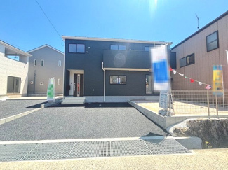【外観】 | 佐伯区八幡1丁目（全6棟）No1 | 黒を基調としたモダンなデザインが目を惹く新築戸建です。並列2台分のカースペースを設けており、前面道路も平坦なため、毎日のお車の出し入れがスムーズ。周辺は落ち着いた住環境が広がっています。