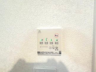 【設備】 | 佐伯区八幡1丁目（全6棟）No1 | 浴室に設置された換気乾燥暖房機の操作パネルです。入浴前の予備暖房や涼風機能、雨の日の衣類乾燥など、季節や天候を問わず快適なバスタイムをサポートする充実した機能が揃っています。