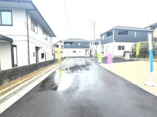 【前面道路含む現地写真】 | 東広島市八本松飯田5丁目【JR八本松駅】（全4棟）No2 | 敷地前面には整備された協定道路が整っており、近隣住民の通行や日常の取り回しにも考慮されています。周囲もすっきりとしており、車や歩行者の出し入れがスムーズに行える環境です。