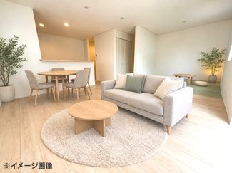 【居間・リビング】 | 東広島市八本松飯田5丁目【JR八本松駅】（全4棟）No2 | 16帖の広々としたLDKには3帖のタタミコーナーが隣接。木目調の天井が温かみを演出し、家族が寛げる開放的な空間です。