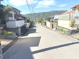 【前面道路含む現地写真】 | 佐伯区五月が丘4丁目（全2区画）最終1棟 | 幅員約6.2mの公道に面しており、見通しが良く開放感のある周辺環境です。