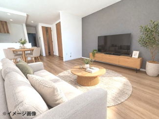 【居間・リビング】 | 佐伯区五月が丘4丁目（全2区画）最終1棟 | 落ち着いた色合いのアクセントクロスが配されたリビングスペースです。家具のレイアウトがしやすいすっきりとした形状です。