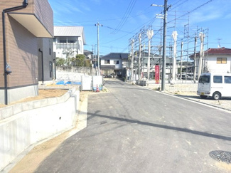 【前面道路含む現地写真】 | 廿日市市地御前北3丁目（全12区画）No2 | 区画整理地内の整った前面道路（東側幅員約5.21m）の様子です。開放感があり、ゆとりある道路幅が確保されています。