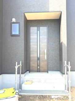 【玄関】 | 廿日市市地御前北3丁目（全12区画）No2 | 深みのある色合いの玄関ドアがアクセントになったエントランス周りです。屋根付きのポーチ仕様となっており、雨天時の出入りもしやすい設計です。