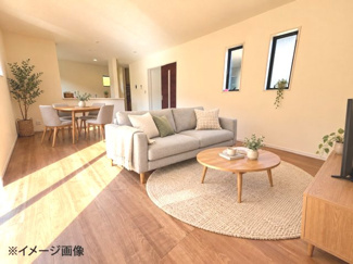 【居間・リビング】 | 廿日市市地御前北3丁目（全12区画）No2 | 掃き出し窓の反対側から見た18帖のLDKスペースです。家具を配置しやすい長方形の空間で、インテリアのレイアウトの自由度が高い設計となっています。