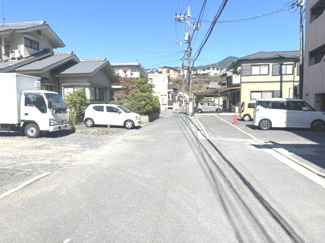 【前面道路含む現地写真】 | 廿日市市宮内1丁目（JR宮内串戸駅）【全3区画】最終1棟 | 前面道路は平坦で視認性の良い道路です。周辺は閑静な住宅街となっており、JR宮内串戸駅まで徒歩9分と徒歩圏内の利便性と落ち着いた住環境をあわせ持つ立地です。