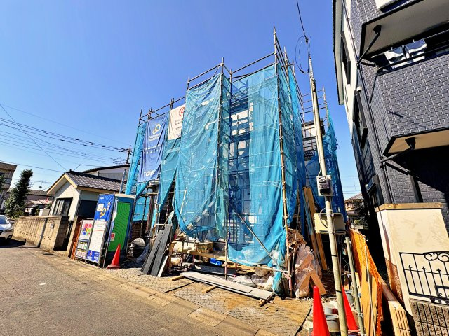 《仲介手数料半額》上尾市浅間台1丁目　全1棟の外観|JR高崎線「北上尾」駅徒歩5分と通勤に便利な好立地。安心の長期優良住宅で、並列2台分の駐車スペースも完備しています。住まい選びのご質問やご相談など、お気軽にお問い合わせください。