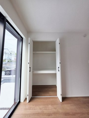 己斐上二丁目の収納|各居室に機能的なクローゼットを完備。タンスなどの大型家具を買い足す必要がないため、お部屋の面積を最大限に活かせます。