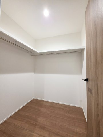 己斐上二丁目の収納|各居室に機能的なクローゼットを完備。タンスなどの大型家具を買い足す必要がないため、お部屋の面積を最大限に活かせます。