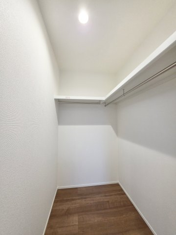 己斐上二丁目の収納|各居室に機能的なクローゼットを完備。タンスなどの大型家具を買い足す必要がないため、お部屋の面積を最大限に活かせます。