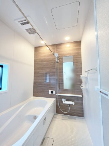 己斐上二丁目の浴室|１坪タイプの大きなバスルーム。足を伸ばしてゆっくり湯船につかることができます