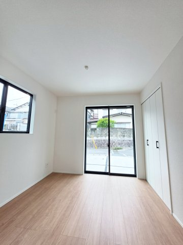 己斐上二丁目の洋室|各居室に機能的なクローゼットを完備。タンスなどの大型家具を買い足す必要がないため、お部屋の面積を最大限に活かせます。