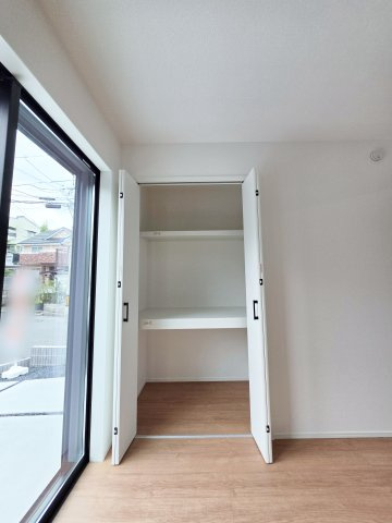 己斐上二丁目の収納|各居室に機能的なクローゼットを完備。タンスなどの大型家具を買い足す必要がないため、お部屋の面積を最大限に活かせます。