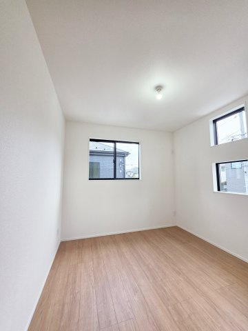 己斐上二丁目の洋室|各居室に機能的なクローゼットを完備。タンスなどの大型家具を買い足す必要がないため、お部屋の面積を最大限に活かせます。