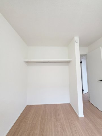 己斐上二丁目の収納|各居室に機能的なクローゼットを完備。タンスなどの大型家具を買い足す必要がないため、お部屋の面積を最大限に活かせます。