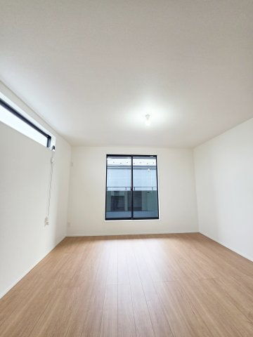己斐上二丁目の洋室|各居室に機能的なクローゼットを完備。タンスなどの大型家具を買い足す必要がないため、お部屋の面積を最大限に活かせます。