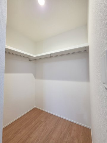 己斐上二丁目の収納|各居室に機能的なクローゼットを完備。タンスなどの大型家具を買い足す必要がないため、お部屋の面積を最大限に活かせます。
