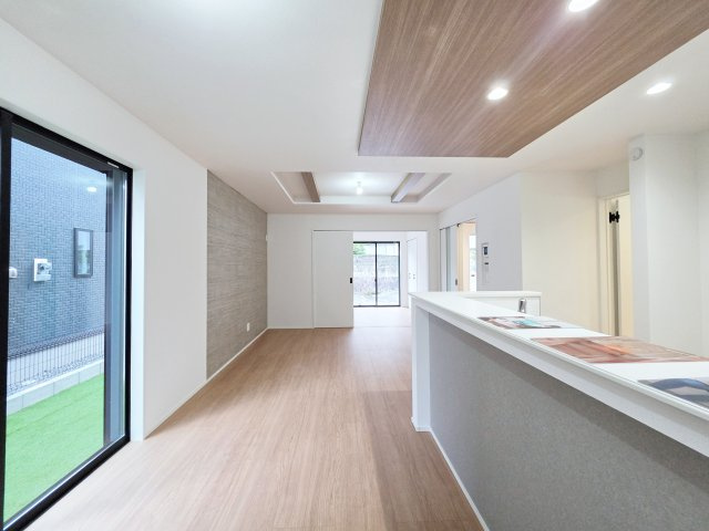 己斐上二丁目の収納|陽当たりが良く、窓の多いリビング空間。オープンタイプの対面式キッチンでリビングが隅まで見渡せます。キッチンにいながら小さなお子様にも目が届き安心です。