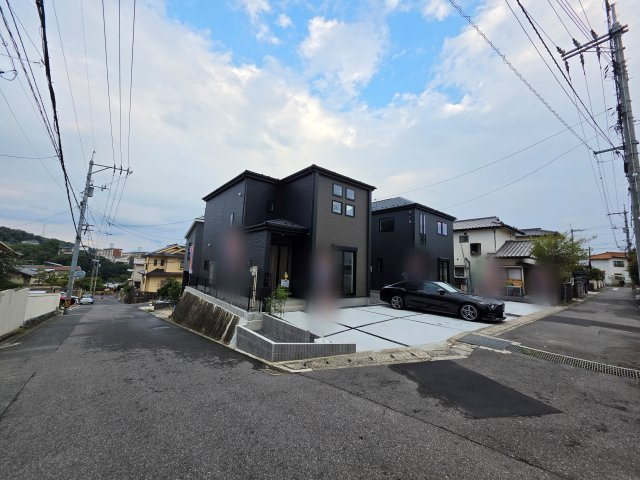 己斐上二丁目の前面道路含む現地写真|前面道路は交通量が少なく駐車楽々