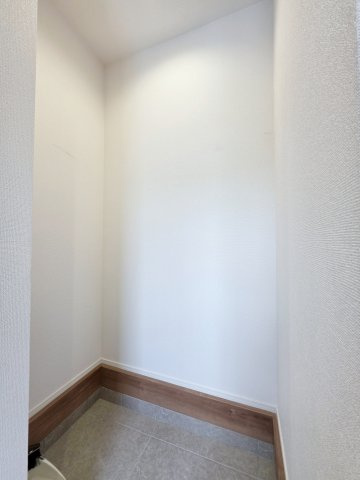 己斐上二丁目の収納|玄関横には、靴だけでなくベビーカーやアウトドア用品、ゴルフバッグも丸ごと収まる大容量のシューズインクローゼットがあります