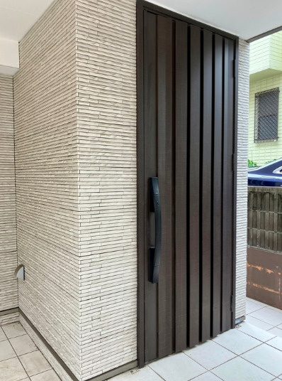 上大崎戸建の玄関|明るい玄関です