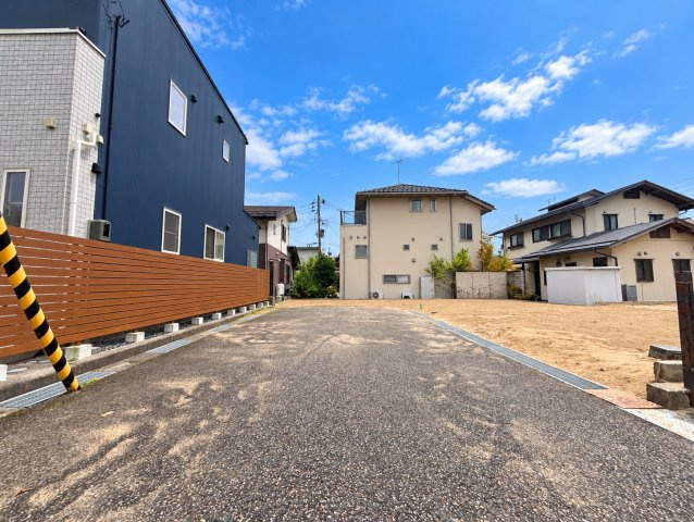 東区河渡新町　1250万円 の前面道路含む現地写真