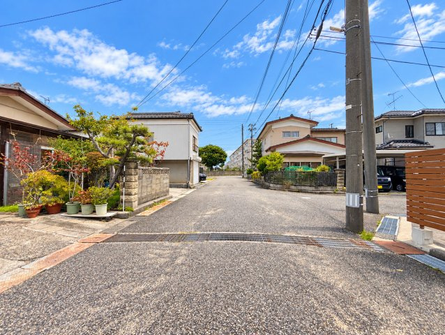東区河渡新町　1250万円 の前面道路含む現地写真