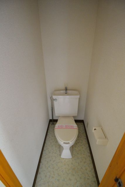 高木ハイツのトイレ|落ち着いた色調のトイレです