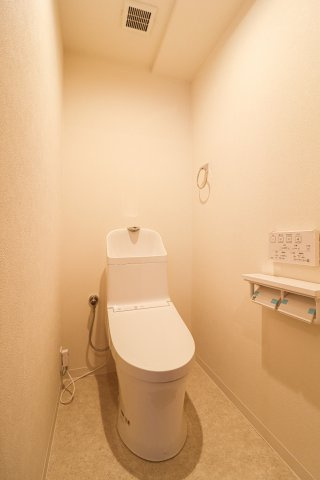 フェリエス桃山の完成予想図|【トイレ施工例】
ウォシュレット機能付きのトイレでいつも清潔に保てます。
【建物プラン例】建物価格1999万円　建物面積65.24㎡