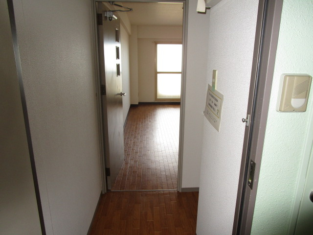 ドミール新橋の玄関