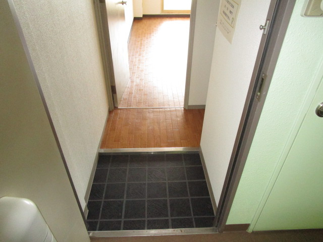 ドミール新橋の玄関