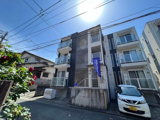 マーキーズ空港前の外観