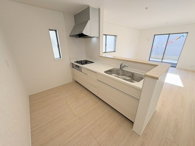 三郷市彦糸1丁目　全7棟　新築戸建　4号棟のキッチン|リビング全体が見渡せる対面システムキッチン