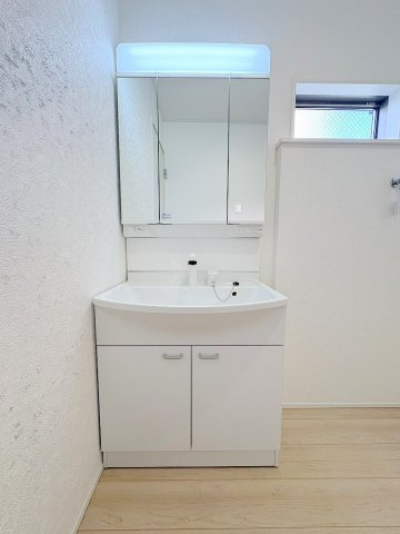 三郷市彦糸1丁目　全7棟　新築戸建　4号棟の独立洗面台|三面鏡付きシャワードレッサーで朝の準備も快適