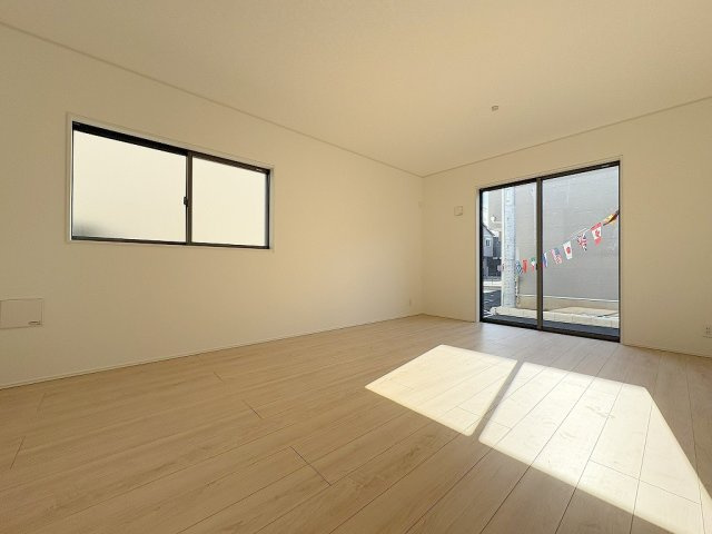 三郷市彦糸1丁目　全7棟　新築戸建　4号棟の洋室|南東向きの明るいリビングです