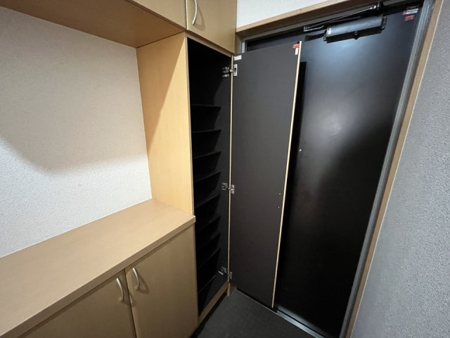 足立区東伊興３丁目の賃貸マンションの玄関