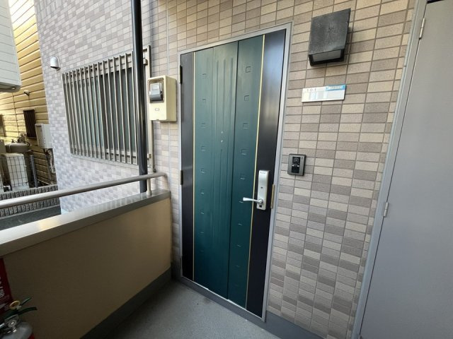足立区東伊興３丁目の賃貸マンションの玄関
