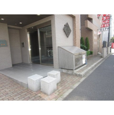 足立区東保木間１丁目の賃貸マンションのエントランス