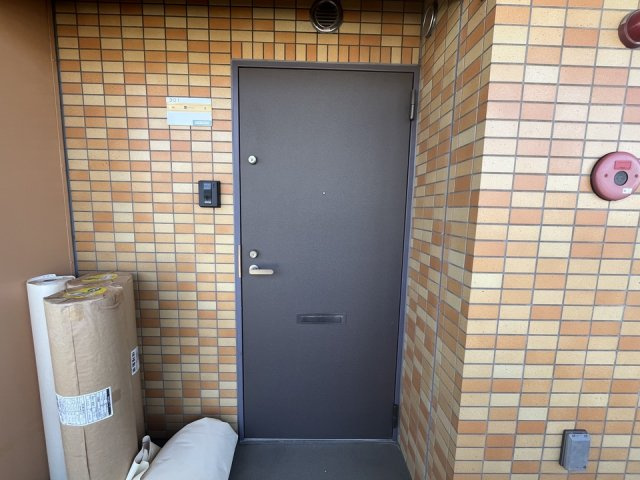 足立区椿２丁目の賃貸マンションの玄関
