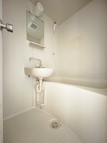 杉並区和泉４丁目の賃貸マンションの浴室|退去前につき、別部屋のお写真になります。