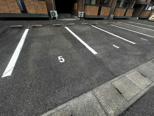 アテナ中村の駐車場