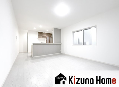 【居間・リビング】 | 大津市大江1丁目　2区画分譲地　2号地 | 2面採光で明るく開放感のある約16.8帖のLDK！ご家族との会話が弾む対面キッチンを採用♪大きな掃き出し窓の先には小庭があり、室内に自然光が差し込む心地よい住空間です。