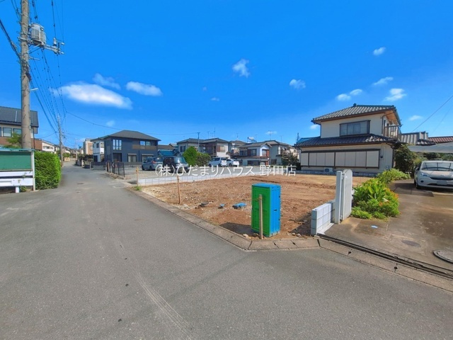 流山市西深井4期　　新築戸建　1号棟の前面道路含む現地写真|西側42条2項道路(セットバック持分約1.41平米有、土地面積別途) 