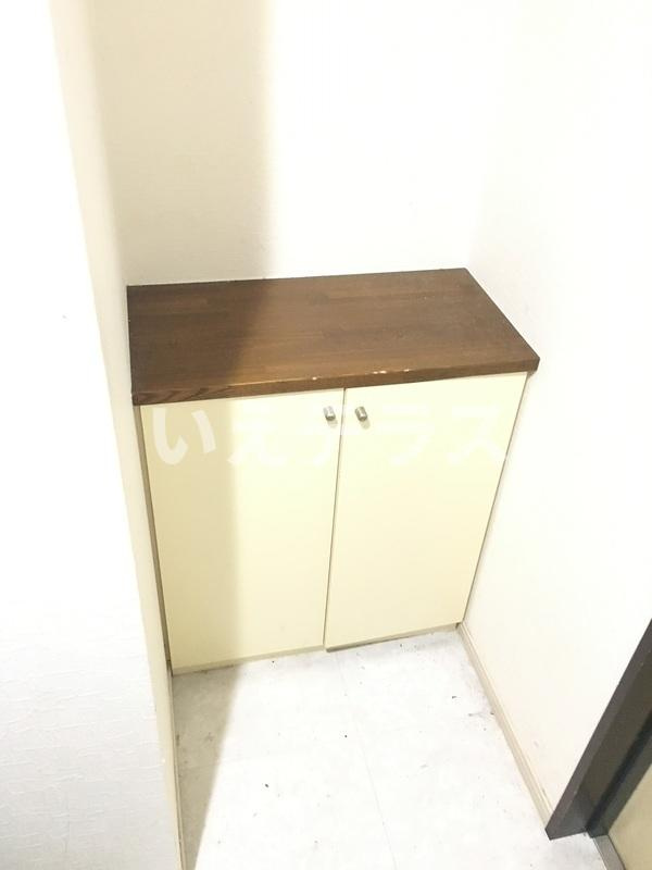 新井マンションの玄関