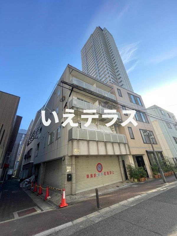 新井マンションの外観