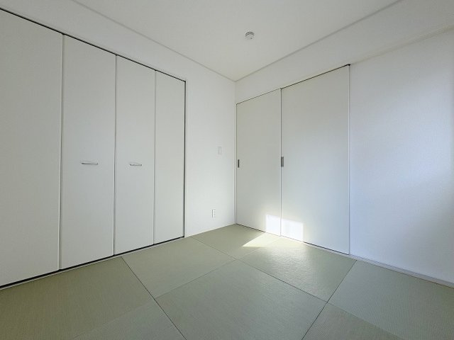 三郷市彦糸1丁目　全7棟　新築戸建　5号棟の和室|子どもの遊び場としても活用できるリビング横の和室です