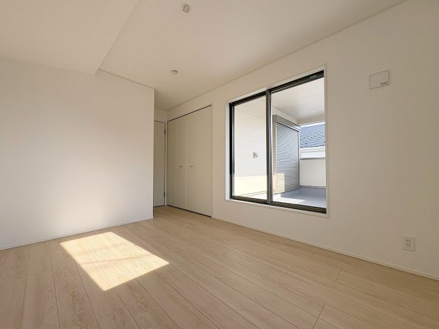 三郷市彦糸1丁目　全7棟　新築戸建　5号棟の洋室|バルコニーに面した明るい洋室6.5帖